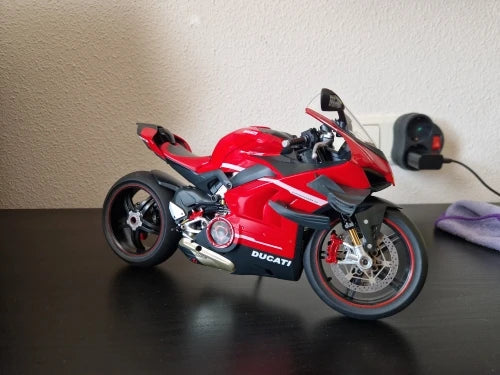 1:6 Motorcycle Model – Ultra-Realistic Engineering Collectible with Smoke Exhaust Effect