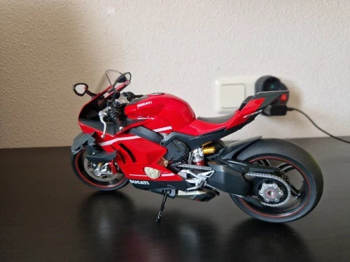 1:6 Motorcycle Model – Ultra-Realistic Engineering Collectible with Smoke Exhaust Effect